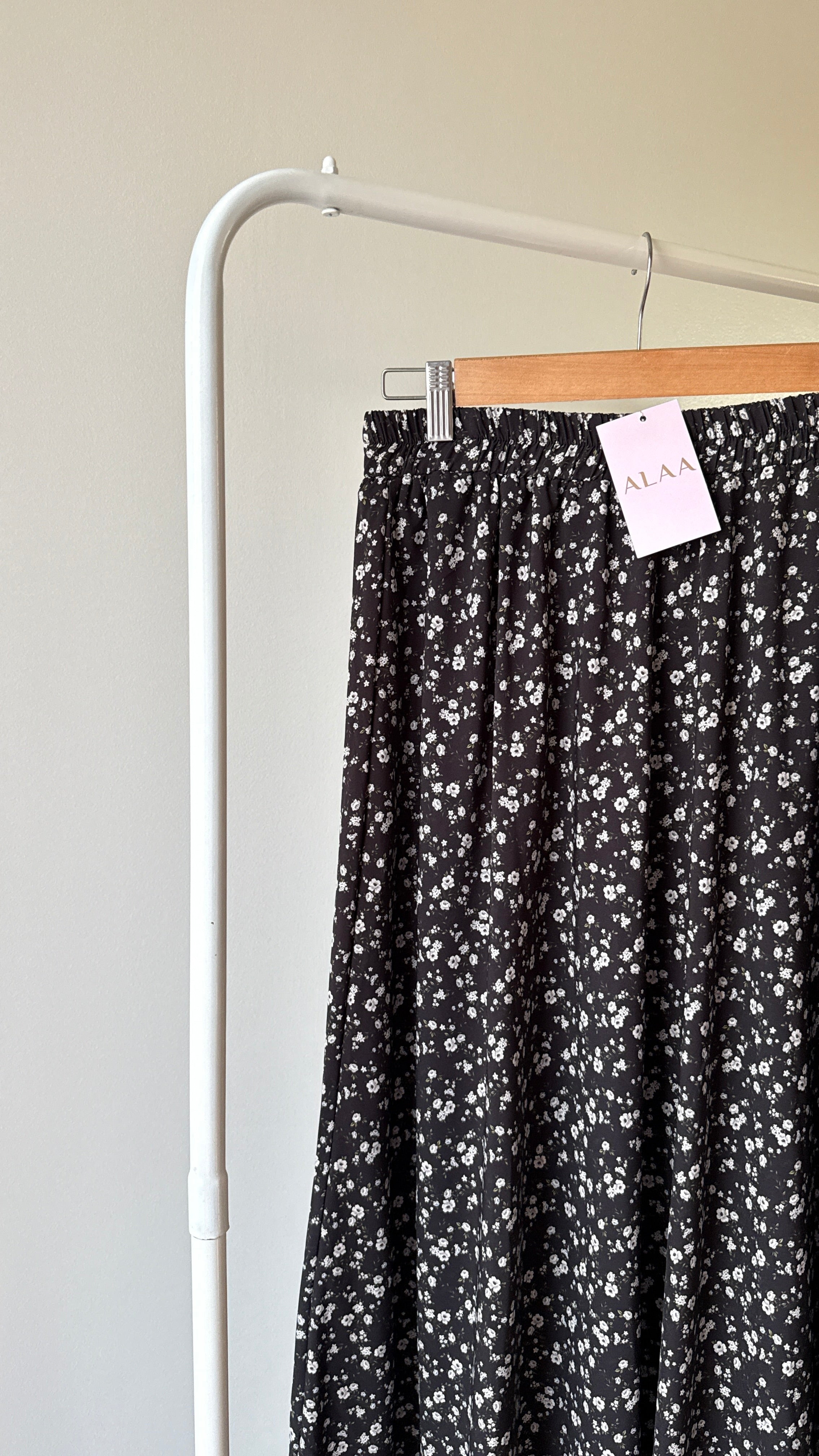BLACK SKIRT